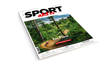 Das Titelbild der Zeitschrift Sportaktiv zeigt einen Radfahrer auf einem kurvenreichen Waldweg mit grünen Bäumen und Hügeln, die Überschrift lautet "Im Flow".