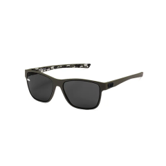 Schwarze rechteckige Sonnenbrille mit dunklen Gläsern und einem weiß-schwarzen Muster auf den Innenbügeln, das auf einem weißen, kreisförmigen Hintergrund abgebildet ist.