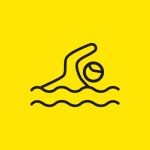 Symbol eines Schwimmers in einem Schwimmbecken, dargestellt mit minimalistischer schwarzer Umrandung auf gelbem Hintergrund. Der Schwimmer wird in einer Freistilschwimmposition mit einem nach vorne ausgestreckten Arm gezeigt.