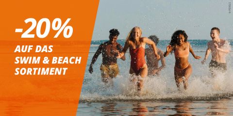 Fünf Personen in Badeanzügen laufen lächelnd durch das flache Wasser des Ozeans. Der Text bietet 20 % Rabatt auf das Bade- und Strandsortiment in deutscher Sprache auf einem orangefarbenen Hintergrund.