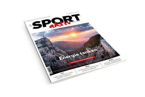 Ein SPORT aktiv Magazin mit dem Titelbild einer Person auf einem Berggipfel bei Sonnenuntergang und der Überschrift "Energie tanken".