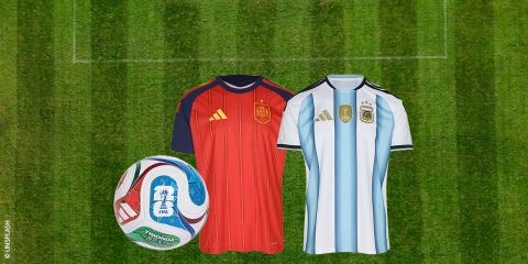 Zwei Fußballtrikots, eines in Rot (Spanien) und eines in Weiß mit blauen Streifen (Argentinien), vor dem Hintergrund eines grünen Fußballfeldes mit einem FIFA-Weltmeisterschaftsball.