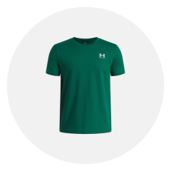 Ein schlichtes grünes T-Shirt mit kurzen Ärmeln und einem weißen Under Armour-Logo auf der linken Brust, das auf weißem Hintergrund abgebildet ist.