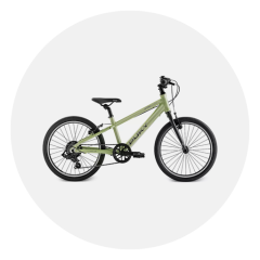 Hellgrünes Jugend-Mountainbike mit schwarzem Sattel, Lenker und Reifen, im Profil auf einem schlichten weißen Hintergrund abgebildet.