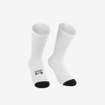 Ein Paar weiße Crew-Socken mit schwarzen Zehen und einem Aufdruck auf den Sohlen, dargestellt vor einem schlichten weißen Hintergrund.