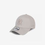 Beigefarbene Baseballkappe der New York Yankees mit gebogener Krempe und gesticktem Logo, abgebildet auf einem schlichten weißen Hintergrund.