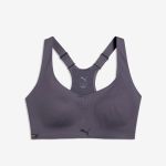 Ein grauer Sport-BH mit breiten Trägern, perforierten Details in der Mitte sowie Puma-Logos auf der Vorderseite und innen.