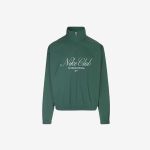 Grüner Pullover von Nike Club International mit Viertelreißverschluss, langen Ärmeln sowie elastischen Bündchen an Ärmeln und Saum, abgebildet auf einem schlichten weißen Hintergrund.