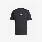 Schwarzes Kurzarm-T-Shirt mit einem kleinen weißen Adidas-Logo in der Mitte der Brust, das sich vor einem einfarbigen weißen Hintergrund abhebt.