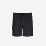Schwarze Badeshorts mit Kordelzug am Bund und dezenten mehrfarbigen Seitenstreifen, dargestellt vor einem schlichten weißen Hintergrund.