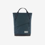 Dunkelblauer Rucksack mit schwarzen Tragegriffen, einer diagonalen Reißverschlusstasche auf der Vorderseite und einem kleinen Fjällräven-Logo-Aufnäher im unteren Bereich.