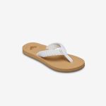 Eine einzelne hellbraune Flip-Flop-Sandale mit einem dicken, geflochtenen weißen Riemen und einer flachen Sohle, präsentiert vor einem schlichten weißen Hintergrund.