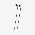 Ein Paar schwarze Nordic-Walking-Stöcke mit ergonomischen Griffen und Handschlaufen, die nebeneinander auf einem weißen Hintergrund stehen.