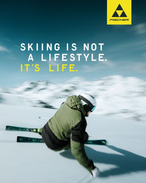Eine Gruppe von vier Skifahrern mit Helmen und Schutzbrillen steht vor schneebedeckten Bergen und einem driftenden Auto. Die Worte „Obsessed: The Search for the Ultimate Curve“ sind eingeblendet, zusammen mit Gesichtsaufnahmen der einzelnen Athleten. Skier und Logos sind darunter zu sehen.