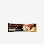 PowerBar Protein+ Proteinriegel mit Vanillegeschmack in einer schwarz-goldenen Verpackung mit einem Bild des schokoladenüberzogenen Riegels und Vanilleblüten.