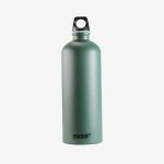 Eine grüne SIGG-Trinkflasche mit einem schwarzen Schraubverschluss und einem Tragegriff, die aufrecht auf einem weißen Hintergrund steht.