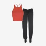 Rotes, ärmelloses Crop-Top mit Racerback-Trägern neben einer schwarzen Jogginghose mit hoher Taille und einem Bindegürtel, dargestellt vor weißem Hintergrund.