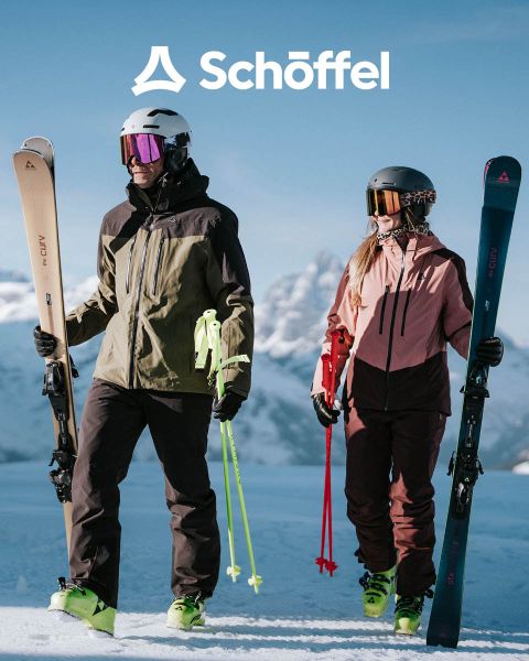 Zwei Personen in Outdoor-Ausrüstung laufen auf einem Grashügel mit Bergen und Wolken im Hintergrund. Über ihnen befindet sich das Schöffel-Logo, darunter eine dekorative grüne Wellenlinie.