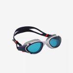 Schwimmbrille mit blau getönten Gläsern, weißem Rahmen und einem dunklen, verstellbaren Riemen.