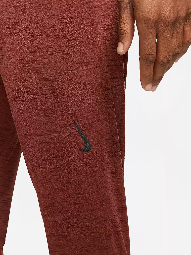 NIKE | Herren Yoga Hose Dri-FIT | rot